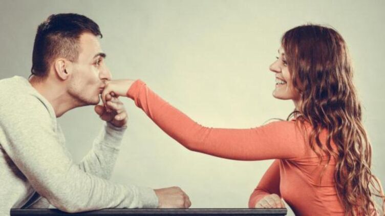 ένας άντρας φροντίζει ένα κορίτσι και σκέφτεται τη μεγέθυνση του πέους