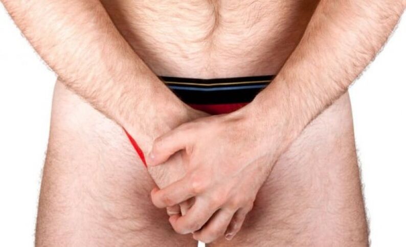 άνδρας κάνει μασάζ πέους για να αυξήσει το πάχος